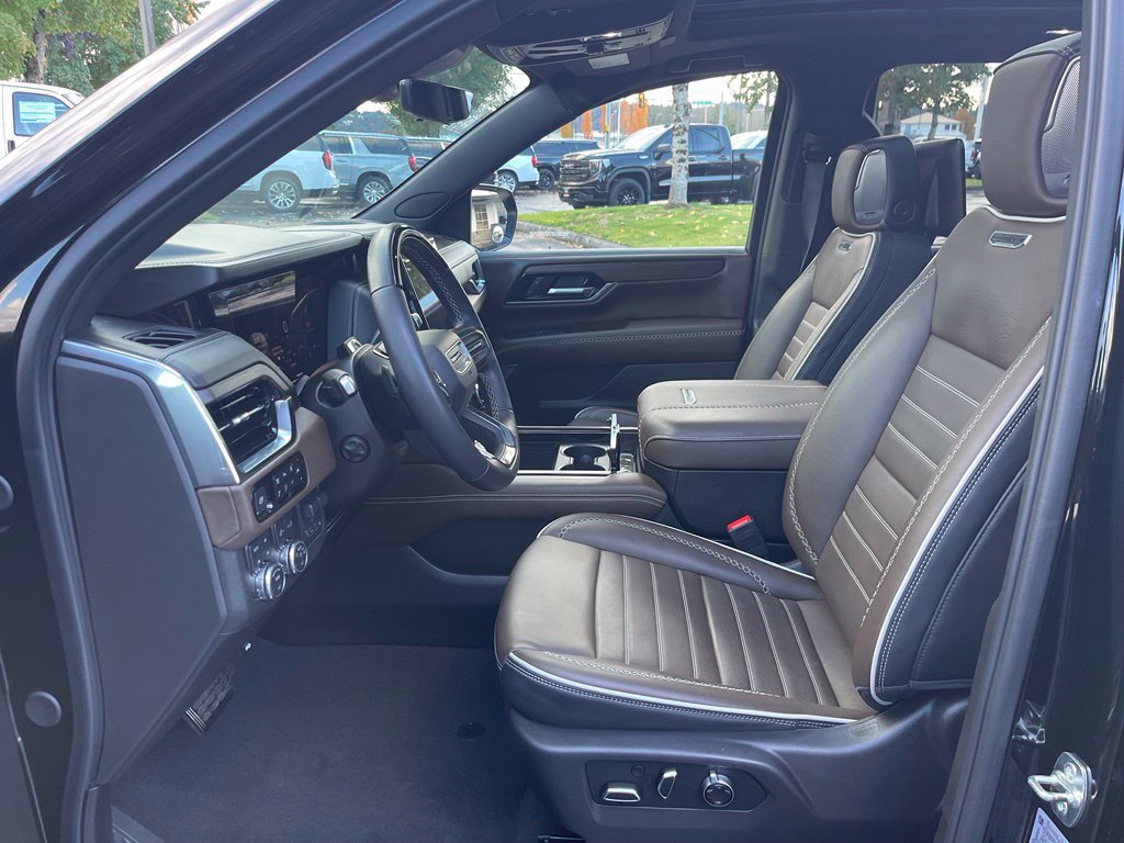 Used 2025 GMC Yukon Denali Ultimate w/ LPO, Floor Liner Package AWD/4WD image 8