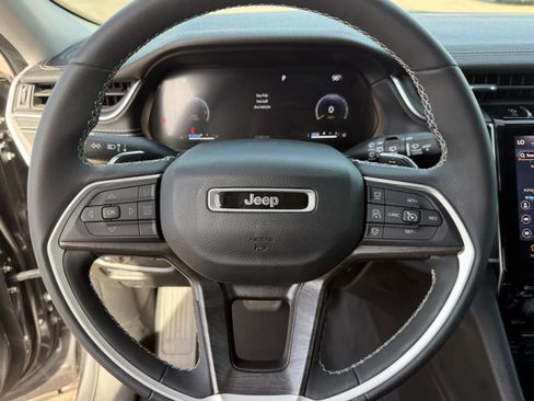 Used 2023 Jeep Grand Cherokee L Limited w/ Black Appearance Package AWD/4WD image 19