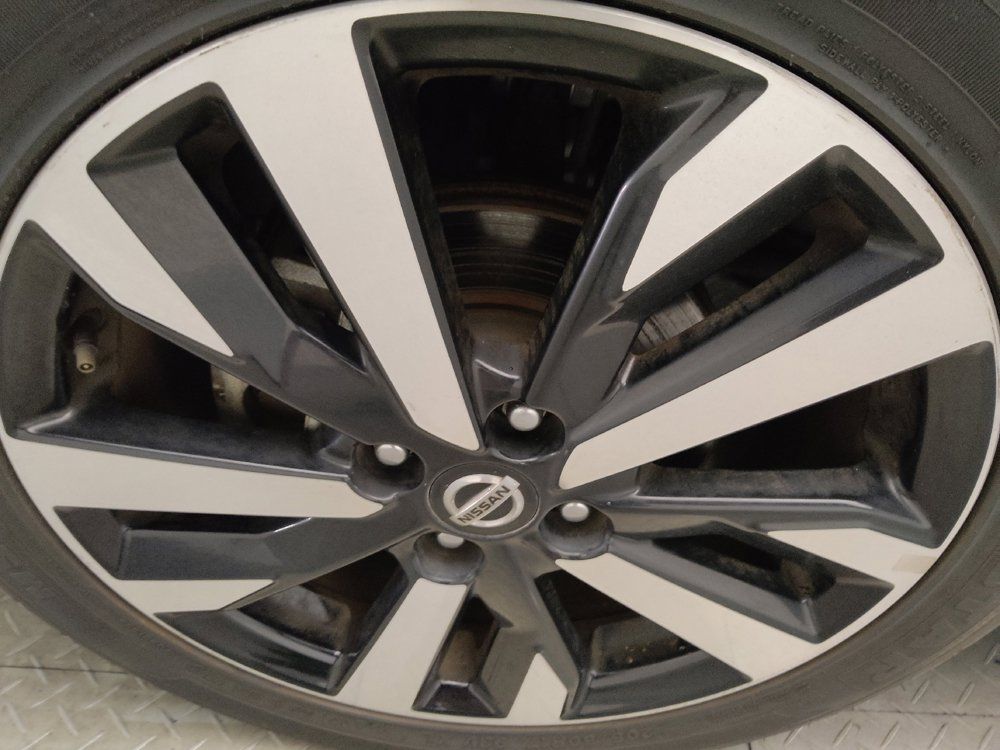 Used 2022 Nissan Versa SR FWD image 31