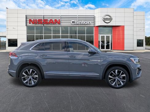 Used 2025 Volkswagen Atlas Cross Sport SEL Premium R-Line image 2