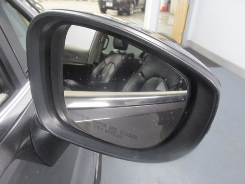 Used 2023 Chrysler Pacifica Touring-L FWD image 17