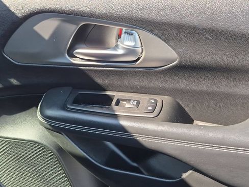 Used 2025 Chrysler Pacifica Select FWD image 35