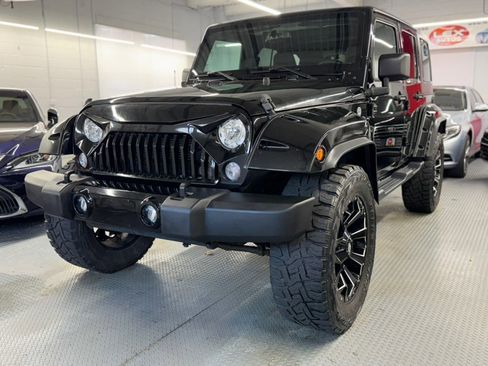 Used 2018 Jeep Wrangler Unlimited Sahara w/ Connectivity Group image 2