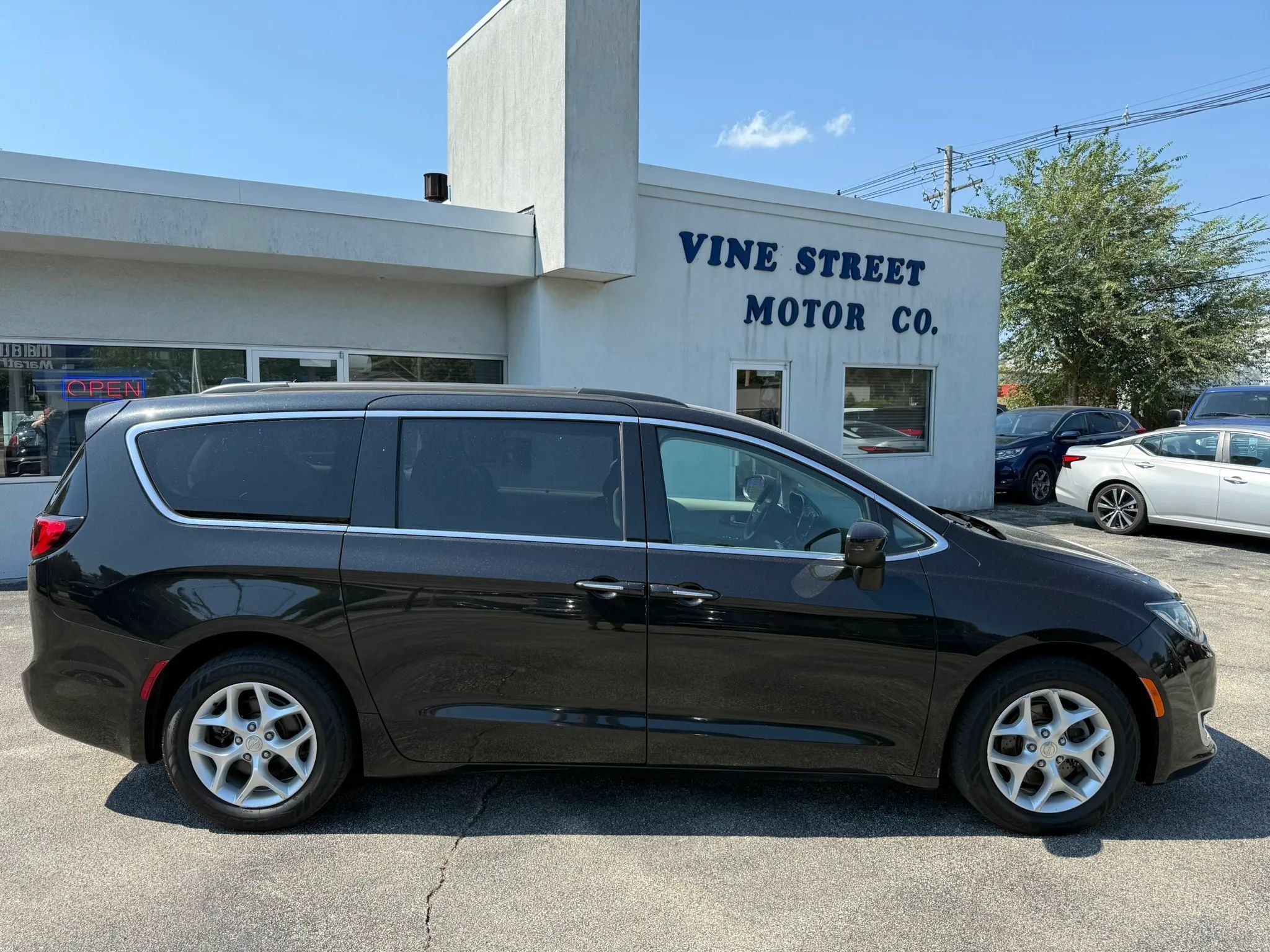 Used 2017 Chrysler Pacifica Touring Plus w/ Tire & Wheel Group FWD image 3