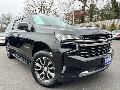 Used 2023 Chevrolet Suburban LT w/ Luxury Package image 3