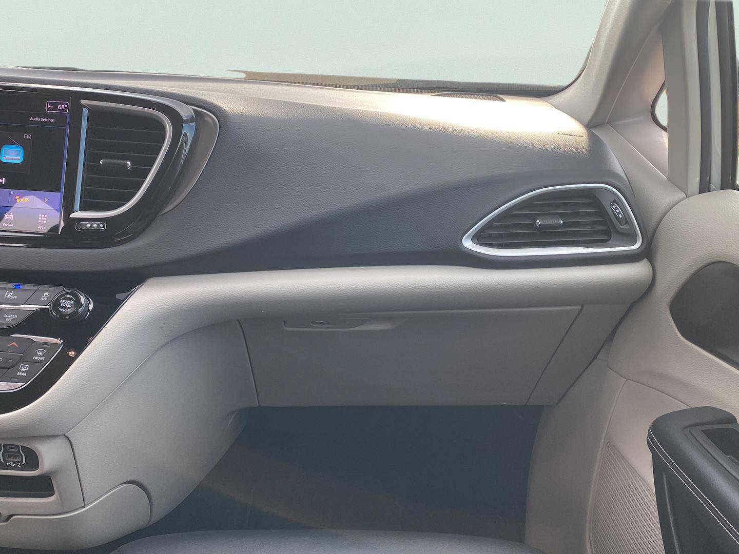 Used 2024 Chrysler Pacifica Touring-L FWD image 24