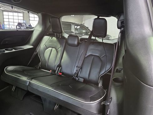 Used 2025 Chrysler Pacifica Limited FWD image 37