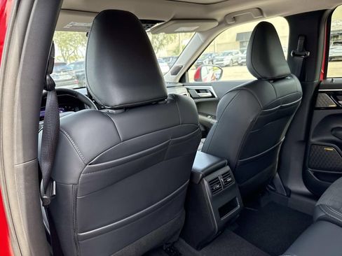 New 2026 Mitsubishi Outlander SE FWD image 12