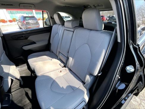 Used 2022 Toyota Highlander LE FWD image 18