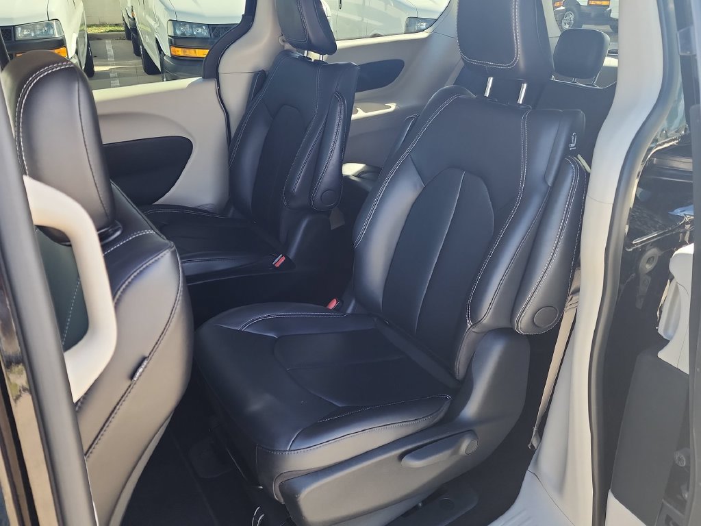 Used 2024 Chrysler Pacifica Limited FWD image 22
