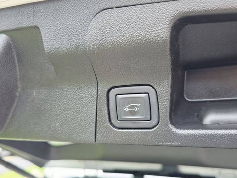 Used 2018 GMC Acadia SLT AWD/4WD image 16