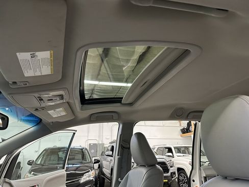 Used 2015 Toyota Sienna XLE AWD/4WD image 34