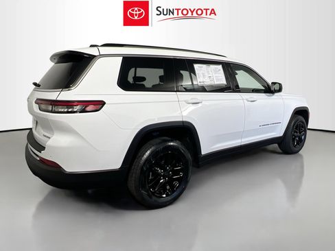 Used 2023 Jeep Grand Cherokee L Laredo image 4