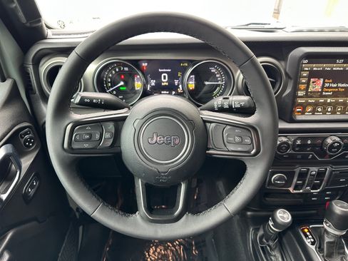 Used 2023 Jeep Wrangler Unlimited w/ Sun & Screen Package AWD/4WD image 17