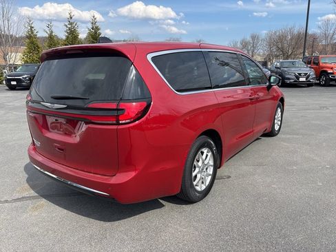 Used 2025 Chrysler Pacifica Select FWD image 5