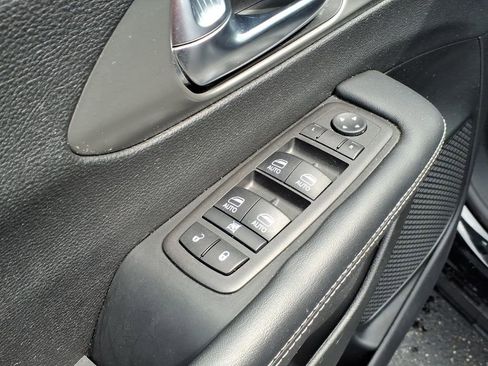 Used 2025 Chrysler Pacifica Select FWD image 12