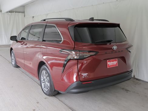 Used 2026 Toyota Sienna LE FWD image 24