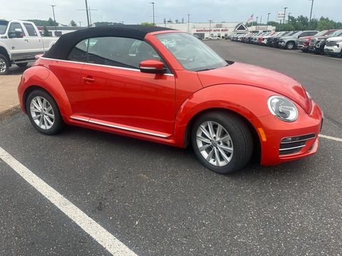 Used 2019 Volkswagen Beetle 2.0T SE FWD image 1