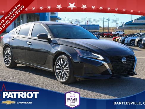 Used 2025 Nissan Altima 2.5 SV FWD image 1