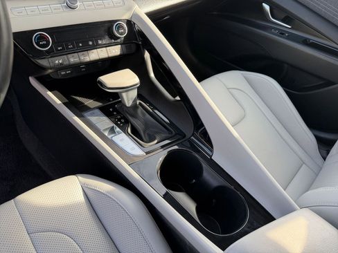 Used 2025 Hyundai Elantra Limited image 41