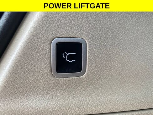 Used 2023 Chrysler Pacifica Touring-L FWD image 16