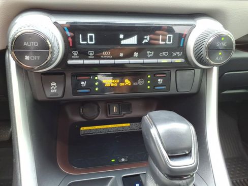 Used 2020 Toyota RAV4 Limited image 23