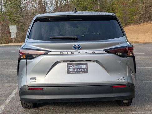 Used 2023 Toyota Sienna XLE image 8