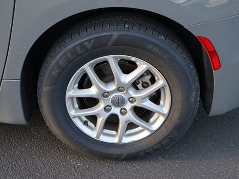 Used 2023 Chrysler Pacifica Touring-L image 15