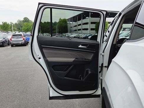 Certified 2023 Volkswagen Atlas SE w/ Panoramic Sunroof Package AWD/4WD image 29