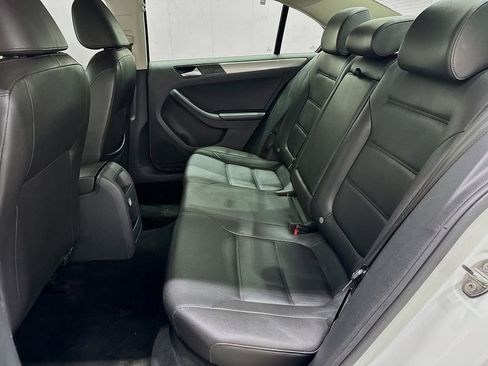 Used 2017 Volkswagen Jetta SE image 8