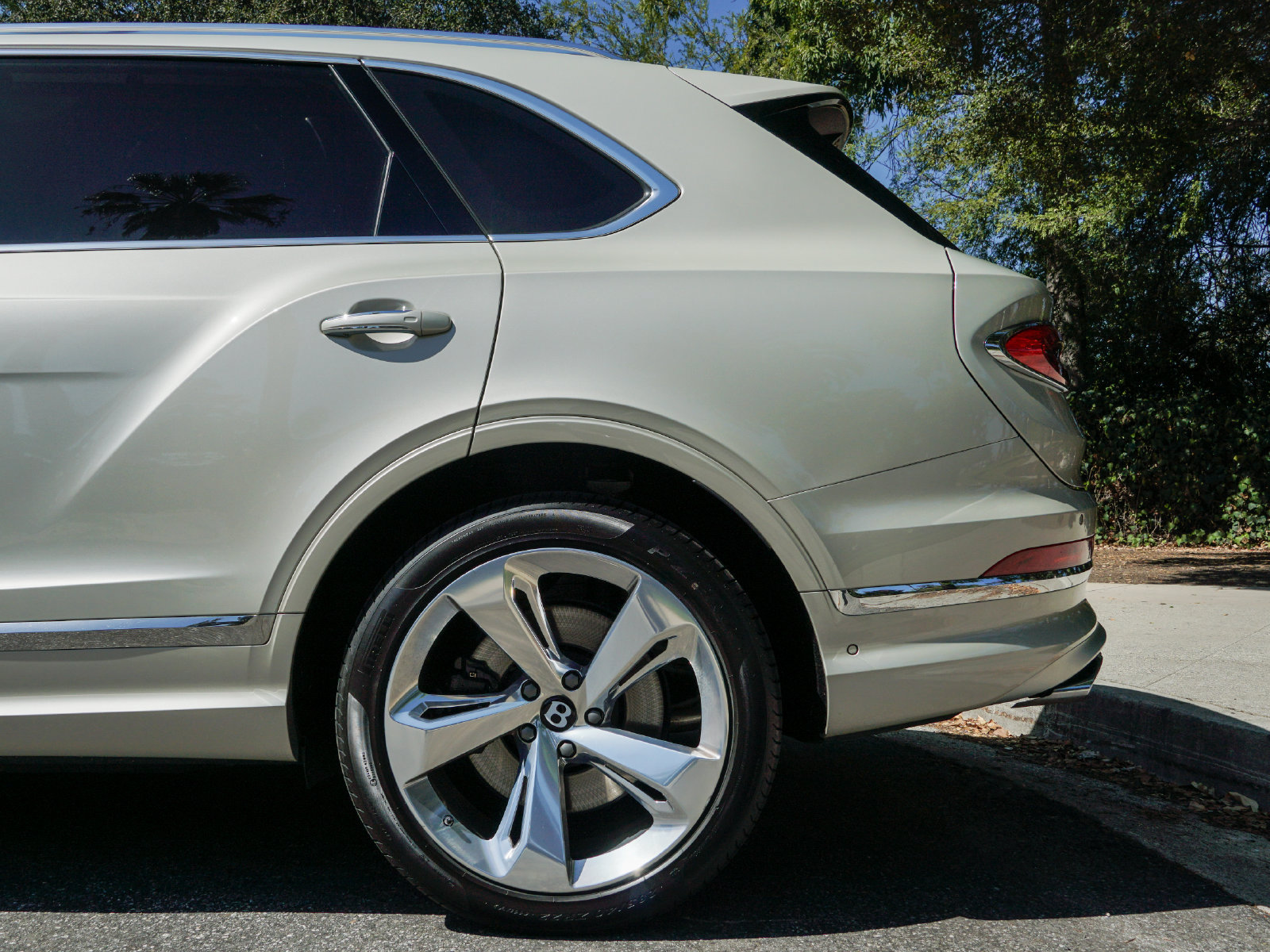 Certified 2023 Bentley Bentayga Extended Wheelbase AWD/4WD image 4