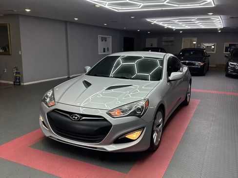 Used 2014 Hyundai Genesis 2.0T RWD image 2