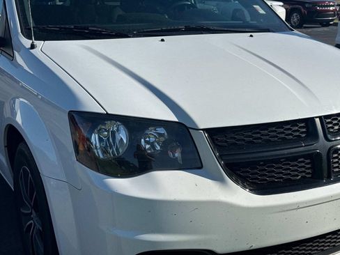 Used 2017 Dodge Grand Caravan SE FWD image 3