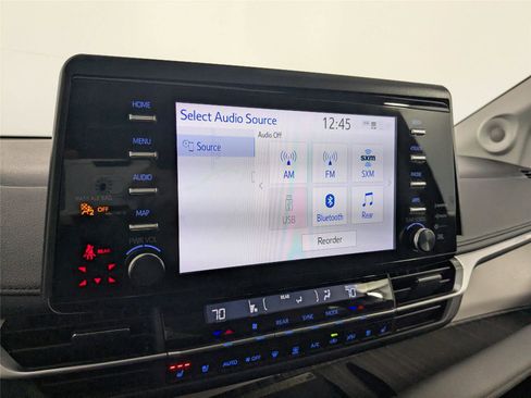 Used 2024 Toyota Sienna Limited image 23