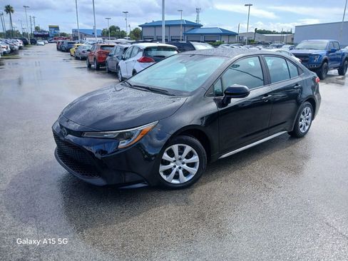 Used 2021 Toyota Corolla LE FWD image 2