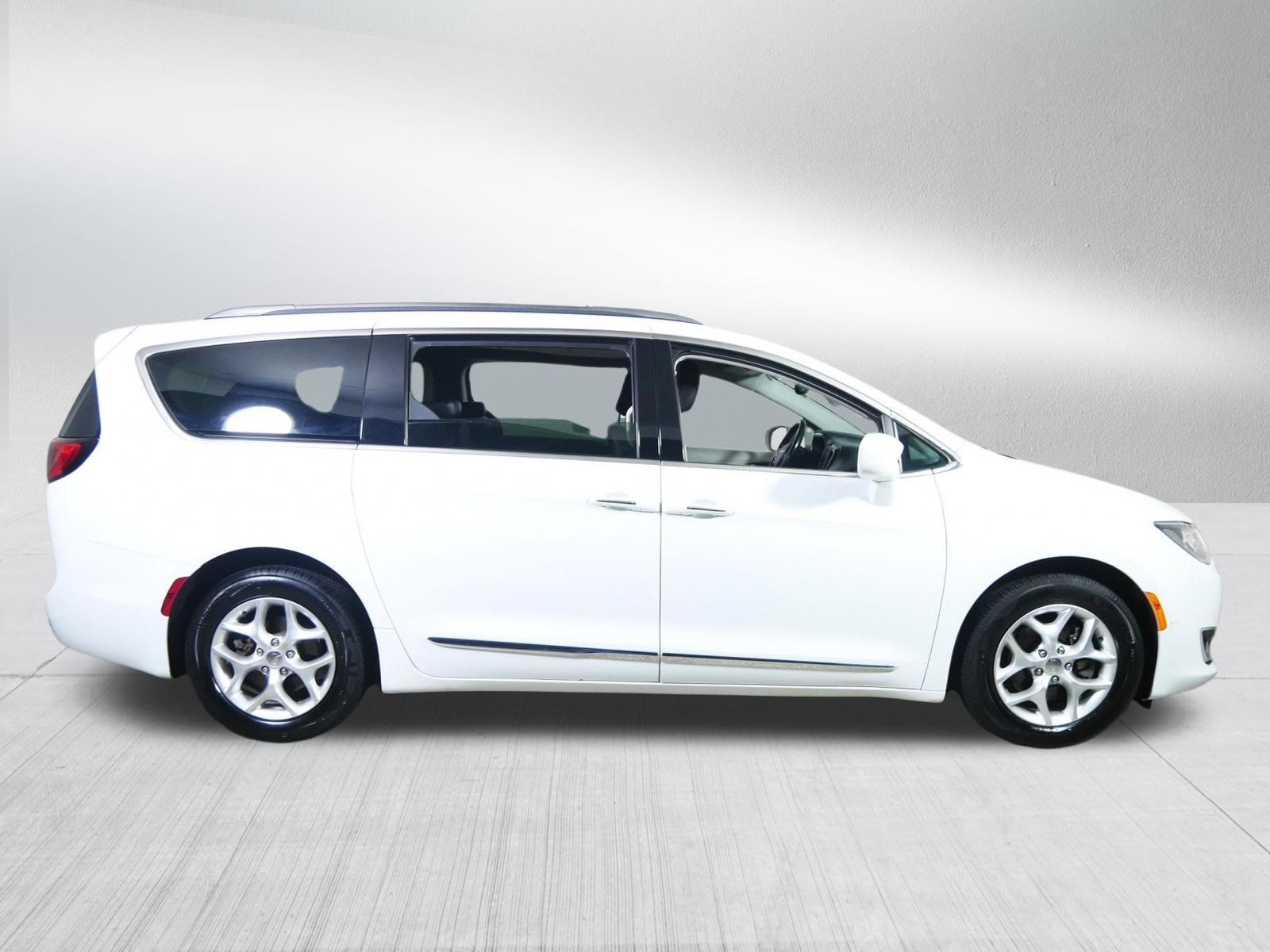 Used 2020 Chrysler Pacifica Touring-L w/ Tire & Wheel Group FWD image 8