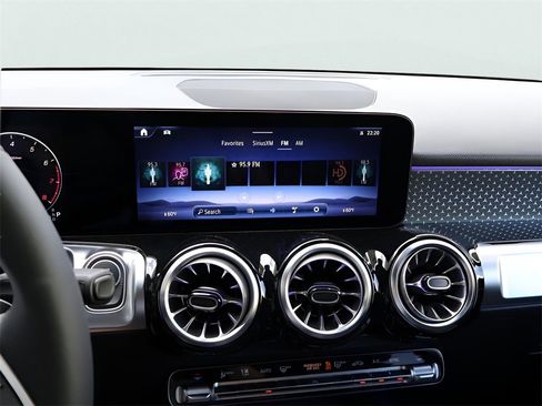 New 2025 Mercedes-Benz GLB 250 4MATIC image 22