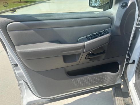 Used 2004 Ford Explorer Sport XLT image 7