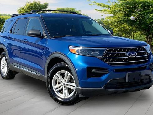 Used 2021 Ford Explorer XLT AWD/4WD image 3