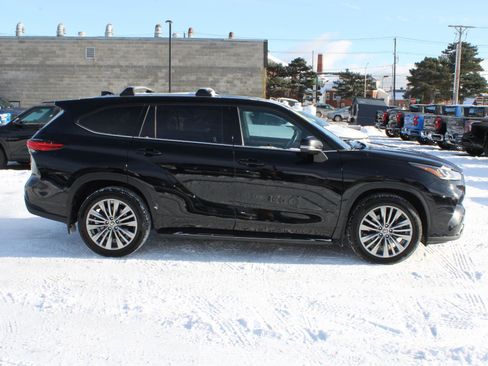 Used 2022 Toyota Highlander Platinum image 4