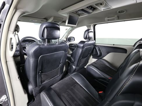 Used 2014 Chrysler Town & Country Touring-L image 14