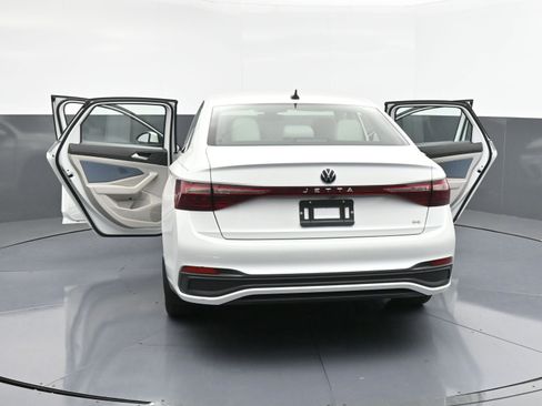 Used 2025 Volkswagen Jetta SE w/ Black Wheel Package image 39
