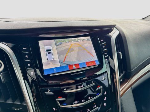 Used 2019 Cadillac Escalade Luxury AWD/4WD image 19