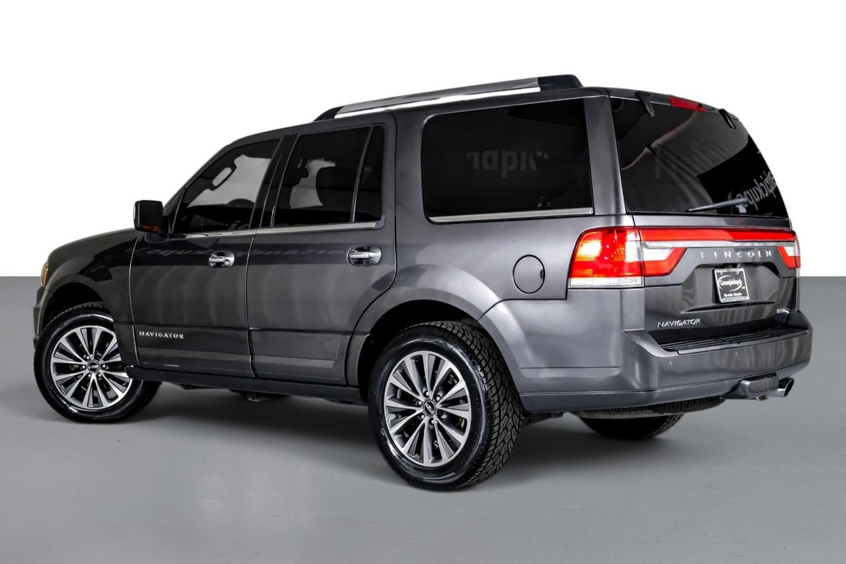 Used 2016 Lincoln Navigator Select RWD image 10