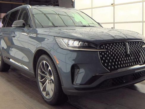 Used 2026 Lincoln Aviator 2WD image 2