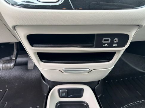 Used 2020 Chrysler Voyager L FWD image 29