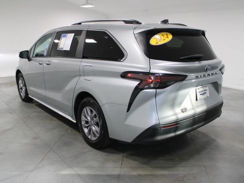 Used 2024 Toyota Sienna XLE image 7