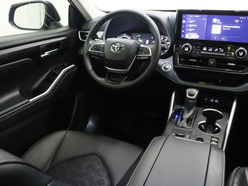 Certified 2025 Toyota Highlander XLE AWD/4WD image 33