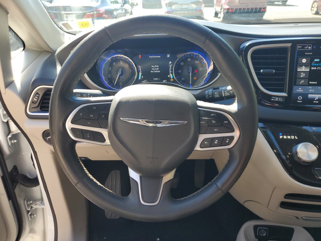 Used 2023 Chrysler Pacifica Touring-L FWD image 27