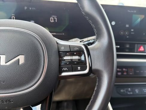 Used 2025 Kia Carnival FWD image 15